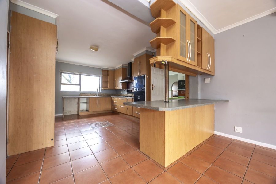 7 Bedroom Property for Sale in Plattekloof Western Cape